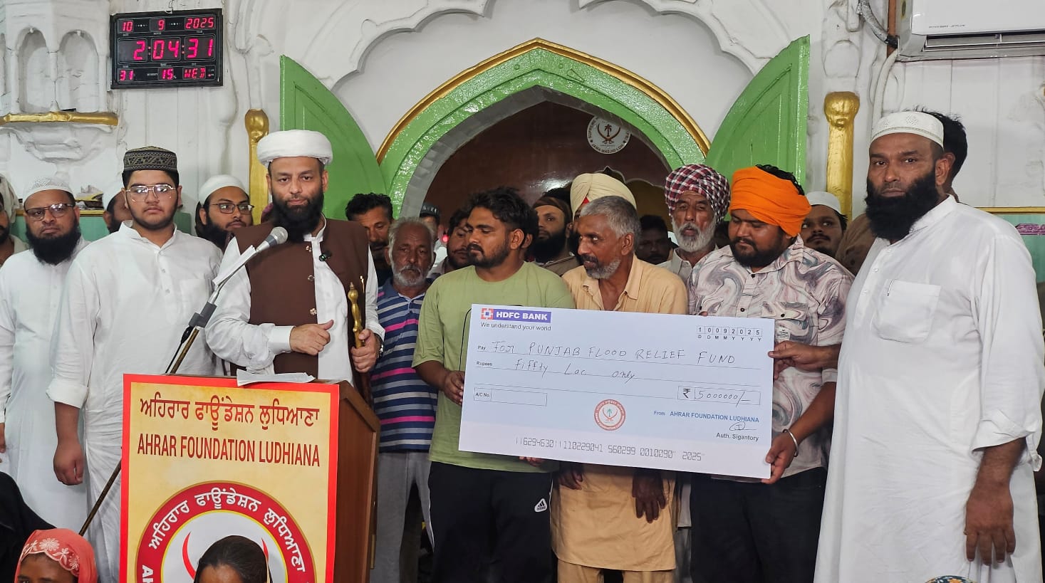 <div class="paragraphs"><p>سیلاب متاثرین کو 50 لاکھ روپے کا چیک پیش کرتے ہوئے شاہی امام پنجاب</p></div>