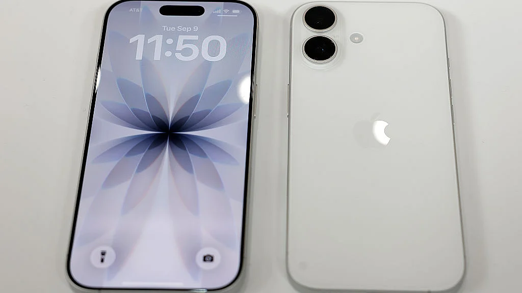 <div class="paragraphs"><p>ایپل ہیڈکوارٹر میں اسپیشل ایونٹ کے دوران نمائش کے لیے رکھا گیا نیا آئی فون 17 / Getty Images</p></div>