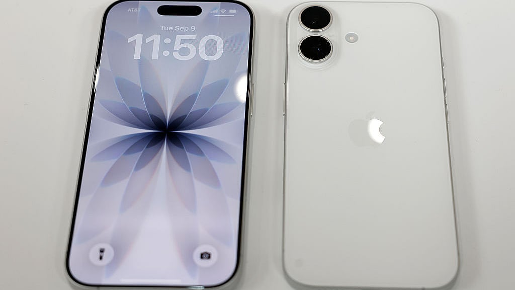 <div class="paragraphs"><p>ایپل ہیڈکوارٹر میں اسپیشل ایونٹ کے دوران نمائش کے لیے رکھا گیا نیا آئی فون 17 / Getty Images</p></div>