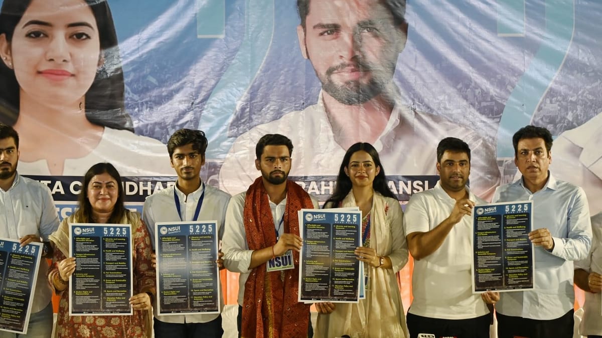 <div class="paragraphs"><p>منشور جاری کرتے ہوئے این ایس یو آئی لیڈران</p></div>