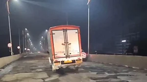 ممبئی: 72 کروڑ روپے کے خرچ سے 7 سال میں تعمیر فلائی اوور بنا بدعنوانی کی مثال، 7 ماہ میں ہی جگہ جگہ بن گئے گڈھے
