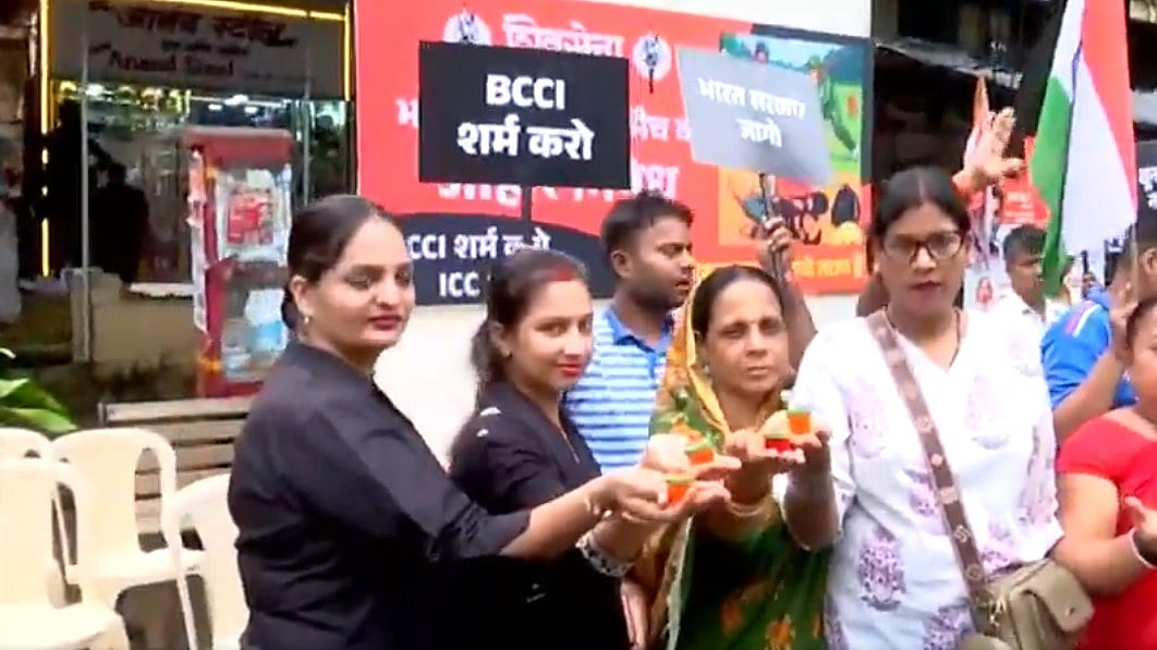 ہندوستان-پاکستان میچ کی مخالفت میں سڑکوں پر اترے شیو سینا کا سوال ’خون اور کھیل ایک ساتھ کیوں؟‘