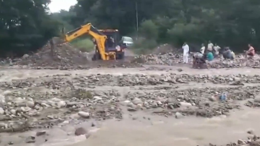 ہماچل: ہمیرپور میں نالے کا پانی گھروں میں داخل، ملبے میں دبی کئی کاریں، گھروں کو نقصان