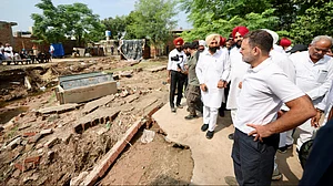 پنجاب میں سیلاب متاثرین کے ساتھ درد بانٹتے نظر آئے راہل گاندھی، دیکھیں تصویری جھلکیاں