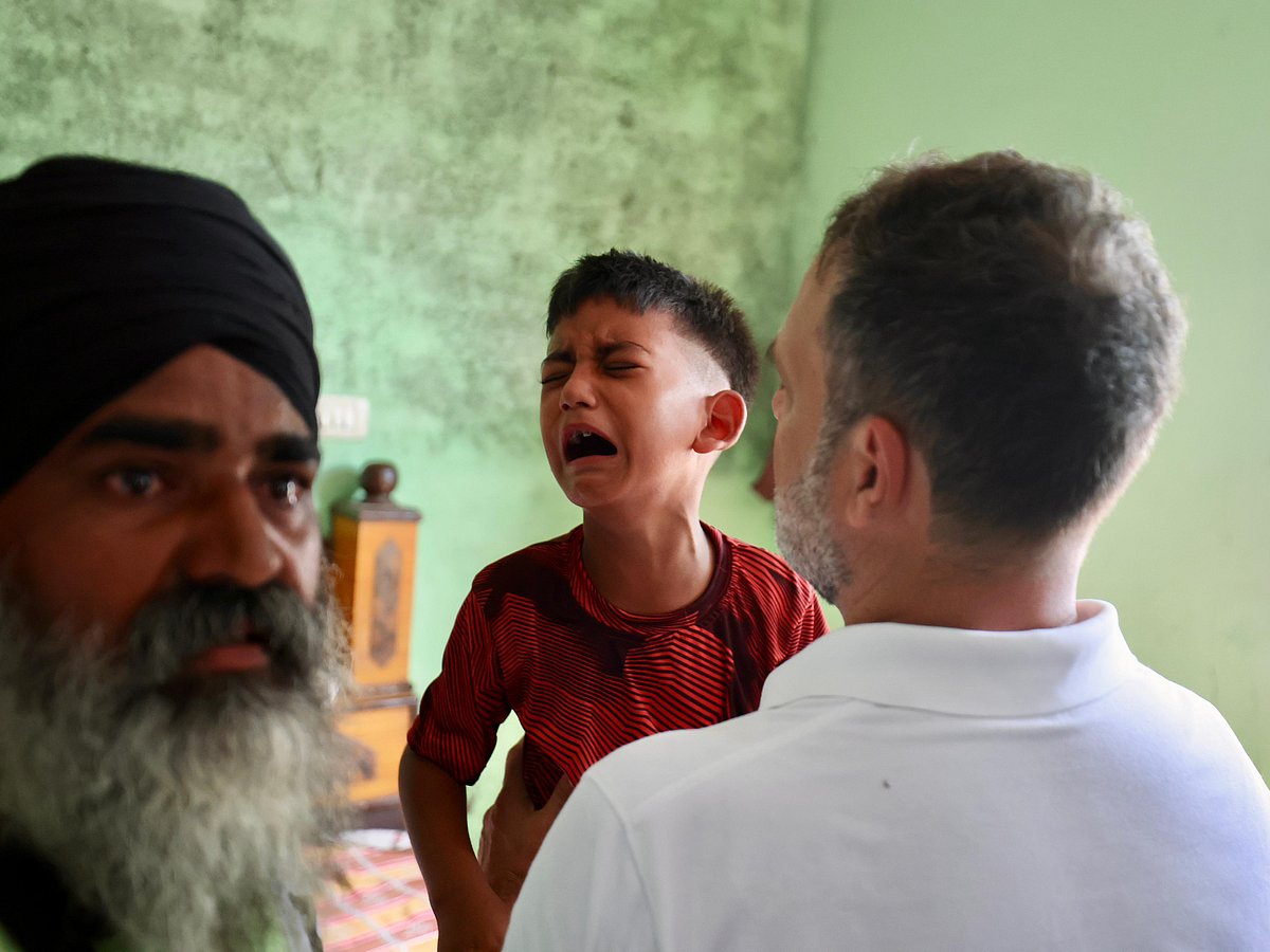 پنجاب میں سیلاب متاثرین کے ساتھ درد بانٹتے نظر آئے راہل گاندھی، دیکھیں تصویری جھلکیاں