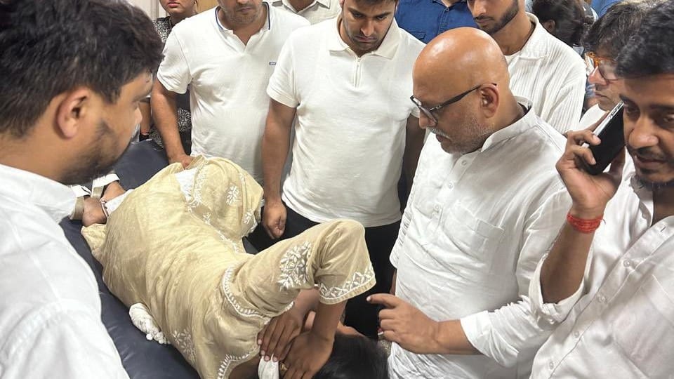 <div class="paragraphs"><p>آر ایم ایل اسپتال میں زخمی طالبہ سے ملاقات کرتے ہوئے یوپی کانگریس صدر اجئے رائے</p></div>