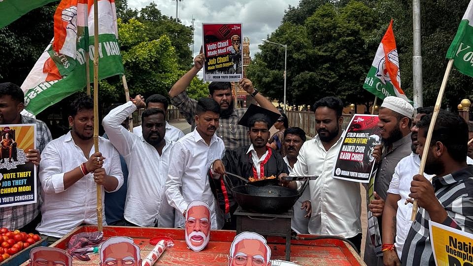 <div class="paragraphs"><p>احتجاج کرتے ہوئے ’انڈین یوتھ کانگریس‘، تصویربشکریہ&nbsp;@IYC</p></div>