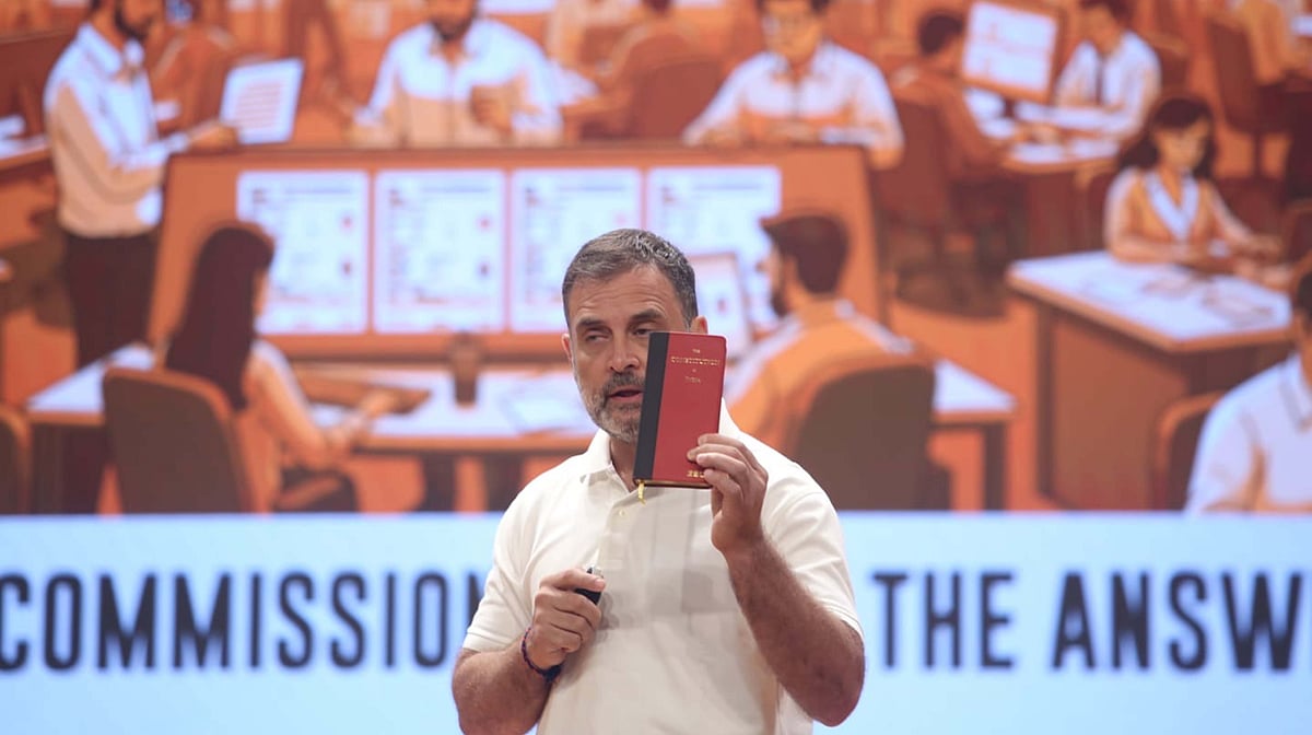 راہل گاندھی نے ووٹوں کو حذف کرنے اور جعلی درخواستوں کے شواہد پیش کئے...پریس کانفرنس کی تصویری جھلکیاں