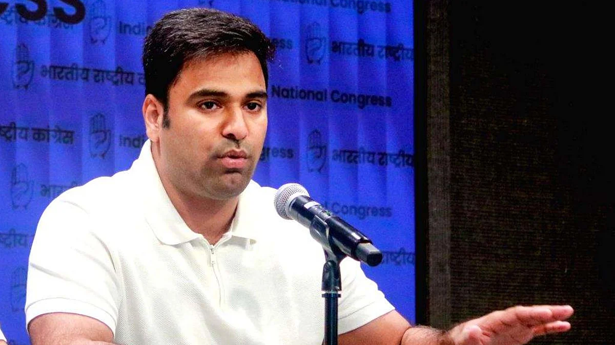 <div class="paragraphs"><p>ورون چودھری، صدر این ایس یو آئی </p></div>