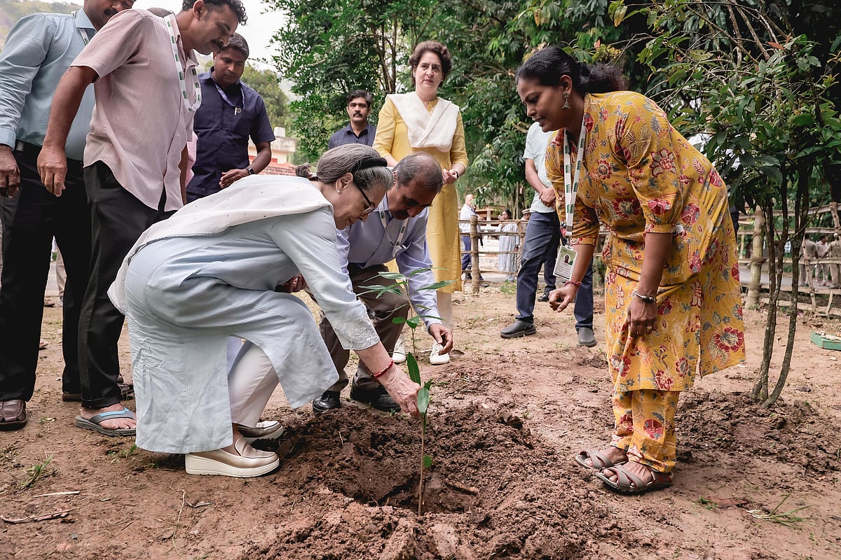 سونیا گاندھی اور پرینکا گاندھی نے سوامی ناتھن ریسرچ فاؤنڈیشن کا کیا دورہ، دیکھیں تصویری جھلکیاں