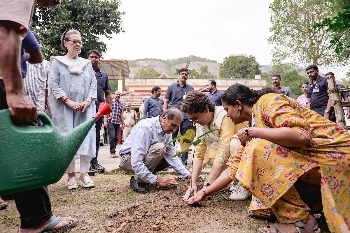 سونیا گاندھی اور پرینکا گاندھی نے سوامی ناتھن ریسرچ فاؤنڈیشن کا کیا دورہ، دیکھیں تصویری جھلکیاں