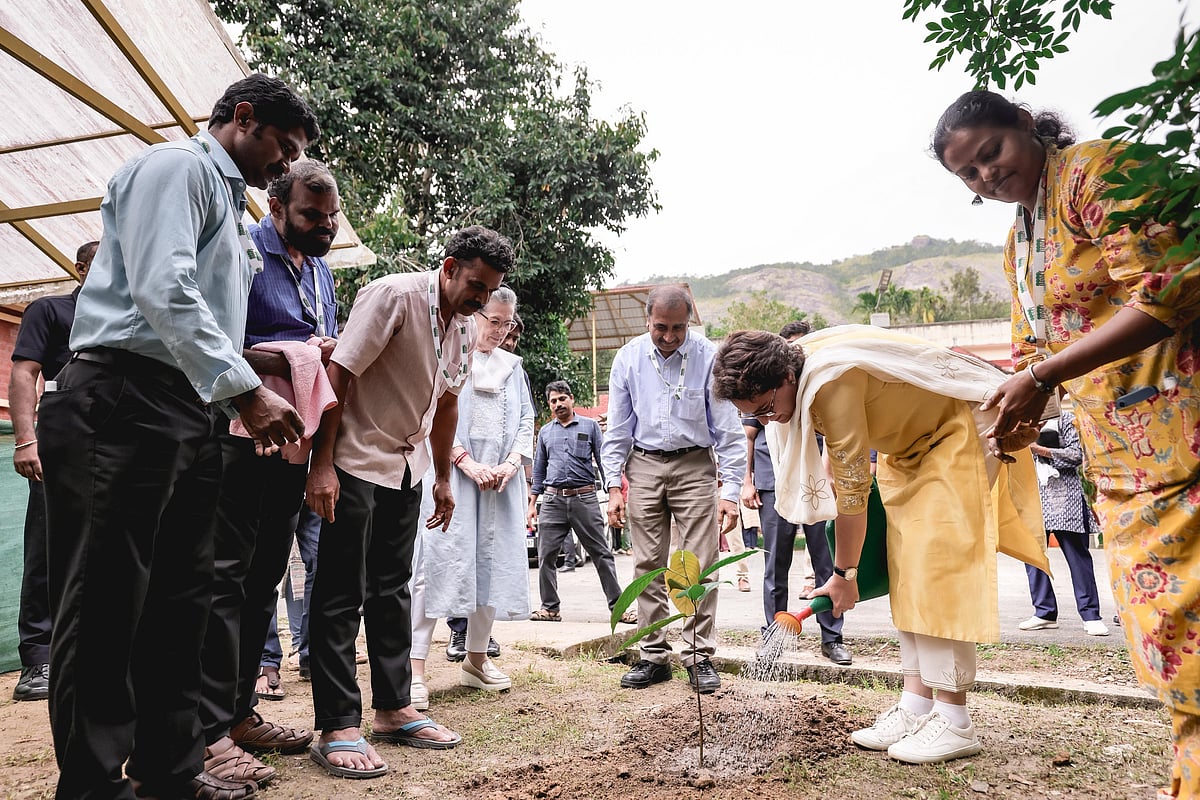 سونیا گاندھی اور پرینکا گاندھی نے سوامی ناتھن ریسرچ فاؤنڈیشن کا کیا دورہ، دیکھیں تصویری جھلکیاں