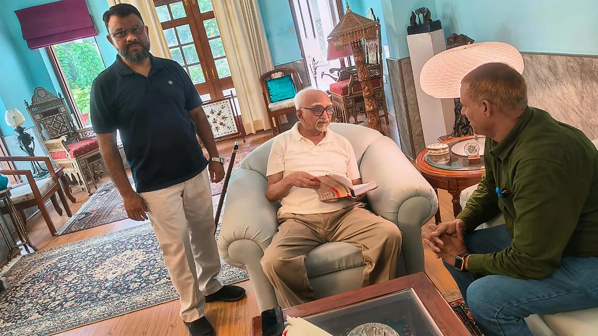 <div class="paragraphs"><p>ڈاکٹر محمد شاہد صدیقی علیگ اپنی کتاب کو سابق نائب صدر جمہوریہ ہند حامد انصاری کے حوالے کرتے ہوئے / تصویر پریس ریلیز</p></div>