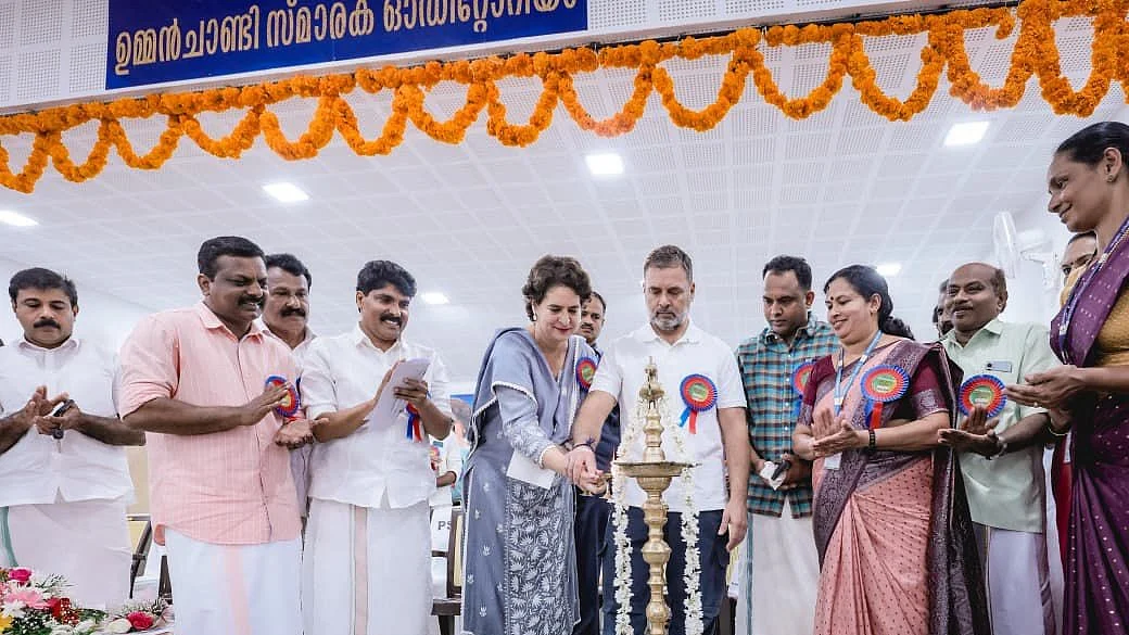 <div class="paragraphs"><p>اومین چانڈی میموریل آڈیٹوریم کا افتتاح کرتے ہوئے راہل گاندھی و پرینکا گاندھی، تصویر @INCIndia</p></div>