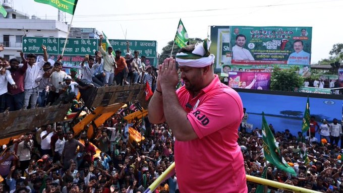 <div class="paragraphs"><p>’بہار ادھیکار یاترا‘ کے دوران تیجسوی یادو، تصویربشکریہ @RJDforIndia</p></div>