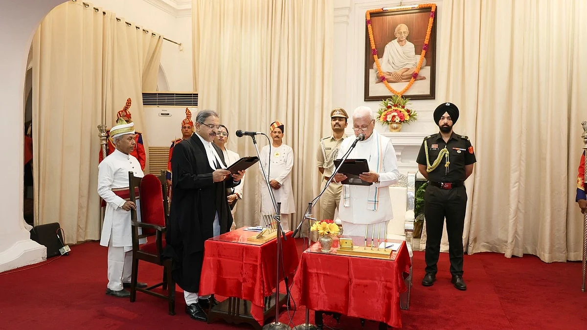 <div class="paragraphs"><p> پٹنہ ہائی کورٹ کے نئے چیف جسٹس پون کمار بھیمپّا بجنتری کو حلف دلاتے ہوئے گورنر عارف محمد خان، تصویربشکریہ@NitishKumar</p></div>