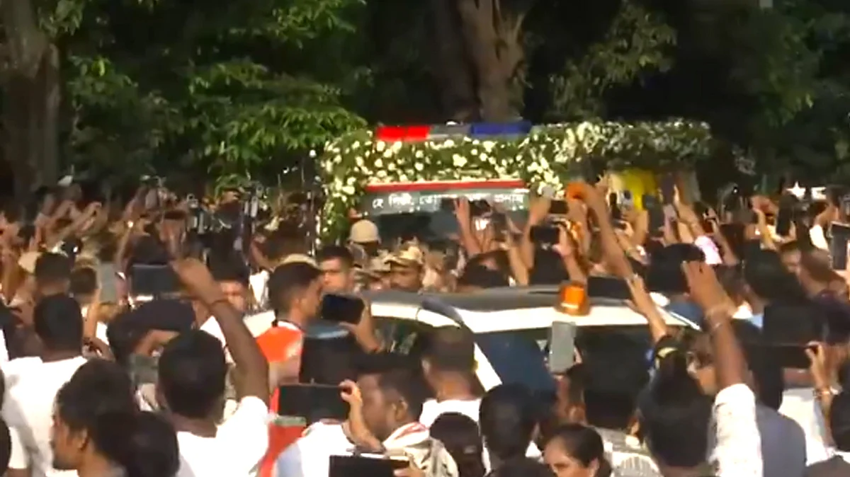 <div class="paragraphs"><p>زوبین گرگ کے جسد خاکی کو دیکھنے کے لیے لوگوں کی بھیڑ/ویڈیو گریب ‘ایکس‘</p></div>