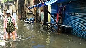 کولکاتا میں بارش کے بعد سڑکوں پر پانی جمع، جگہ جگہ جھیل کا منظر... تصویری جھلکیاں