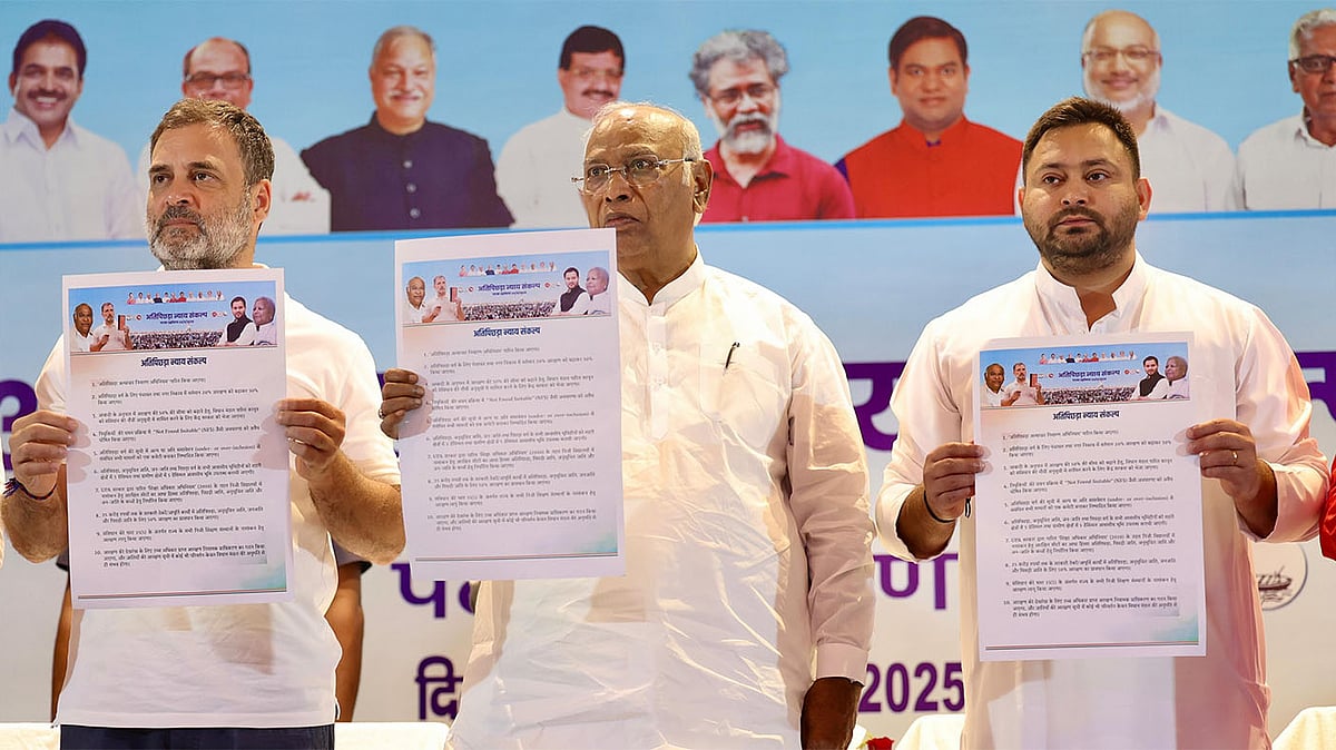 <div class="paragraphs"><p>اَتی پچھڑا نیائے سنکلپ جاری کرتے راہل گاندھی، ملکارجن کھڑگے اور تیجسوی یادو / تصویر آئی این سی</p></div>