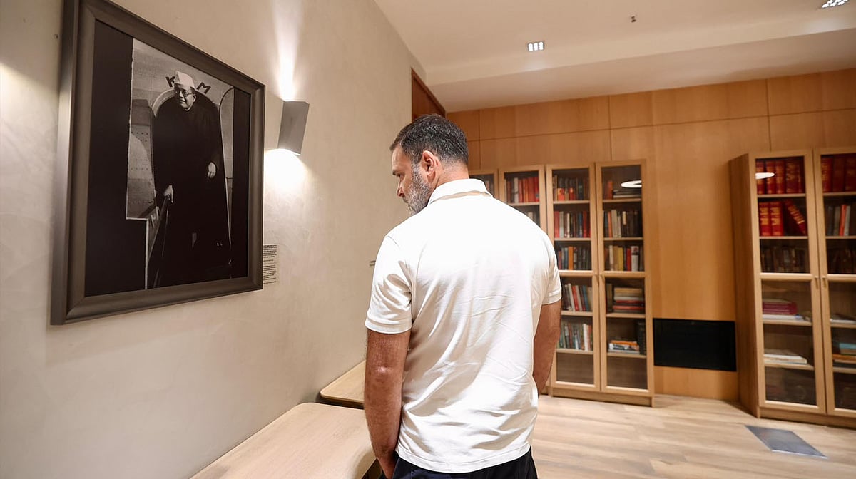 <div class="paragraphs"><p><strong>راہل گاندھی لائبریری تصاویر دیکھتے ہوئے</strong></p></div>