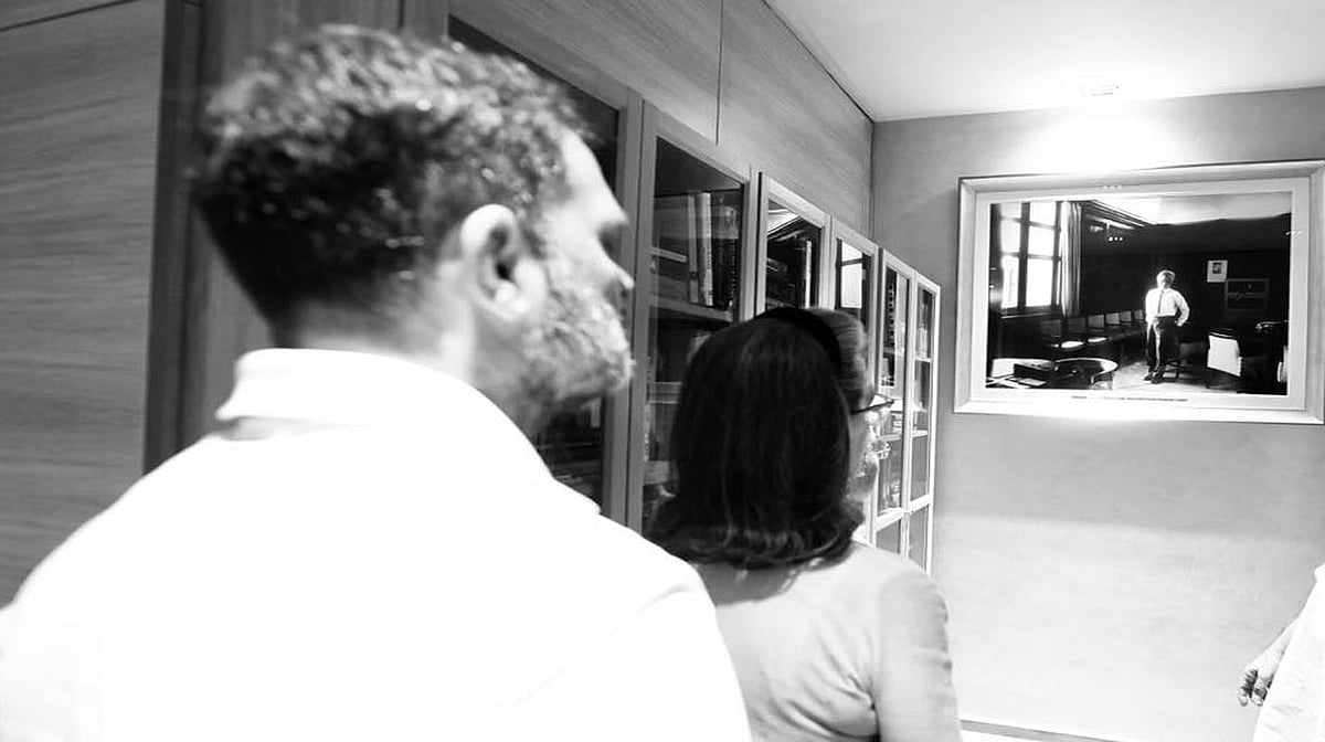 <div class="paragraphs"><p>سونیا گاندھی اور راہل گاندھی ڈاکٹر منموہن سنگھ کی کی یادگار تصاویر دیکھتے ہوئے</p></div>