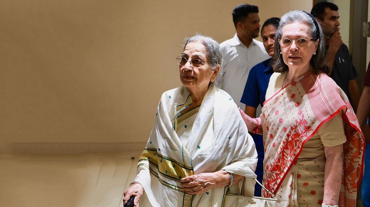 <div class="paragraphs"><p><strong>سونیا گاندھی، گرشرن کور کے ساتھ تقریب میں شریک ہوتے ہوئے</strong></p></div>