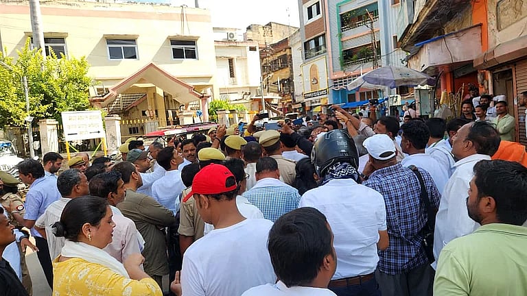 وزیر اعظم کے پارلیمانی حلقہ وارانسی میں ’ووٹ چوری‘ پر ہونے والے پروگرام کو پولیس نے رکوایا، پولیس کے بیانات میں تضاد