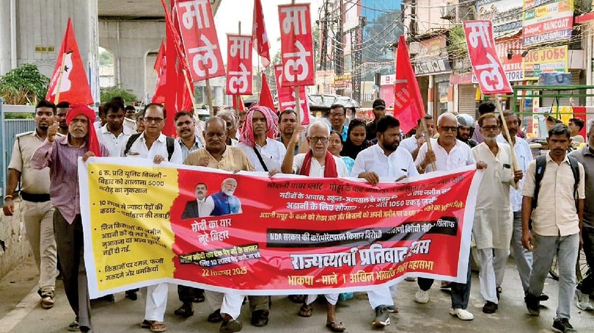 <div class="paragraphs"><p>بہار میں اڈانی گروپ کو 1000 ایکڑ زمین دینے کے خلاف عظیم الشان احتجاج / تصویر پرناؤ چودھری</p></div>