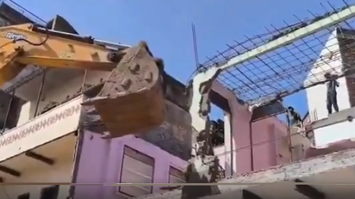 <div class="paragraphs"><p>وارانسی میں بلڈوزر سے مکان گرائے جانے کا منظر/ویڈیو گریب <a href="https://x.com/yadavakhilesh">@yadavakhilesh</a></p></div>