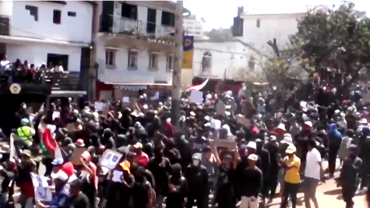 <div class="paragraphs"><p>مڈغاسکر میں حکومت کے خلاف زبردست احتجاج / ویڈیو گریب</p></div>