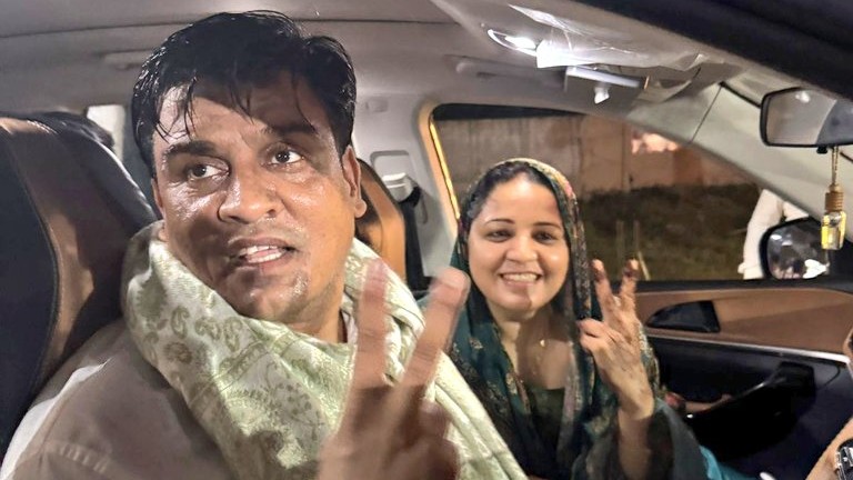 <div class="paragraphs"><p>جیل سے رہائی کے بعد سماجوادی پارٹی کے رہنما عرفان سولنکی، تصویر بشکریہ @shivendraetawah</p></div>