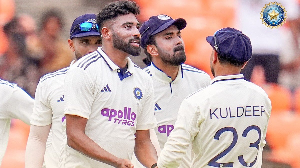 <div class="paragraphs"><p>وکٹ لینے کے بعد ساتھی کھلاڑیوں کے ساتھ خوشی مناتے ہوئے محمد سراج، تصویر&nbsp;<a href="https://x.com/BCCI">@BCCI</a></p></div>