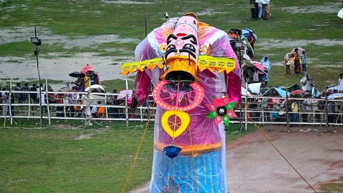 <div class="paragraphs"><p>پٹنہ کے گاندھی میدان میں راوَن کا ٹوٹا ہوا سر</p></div>