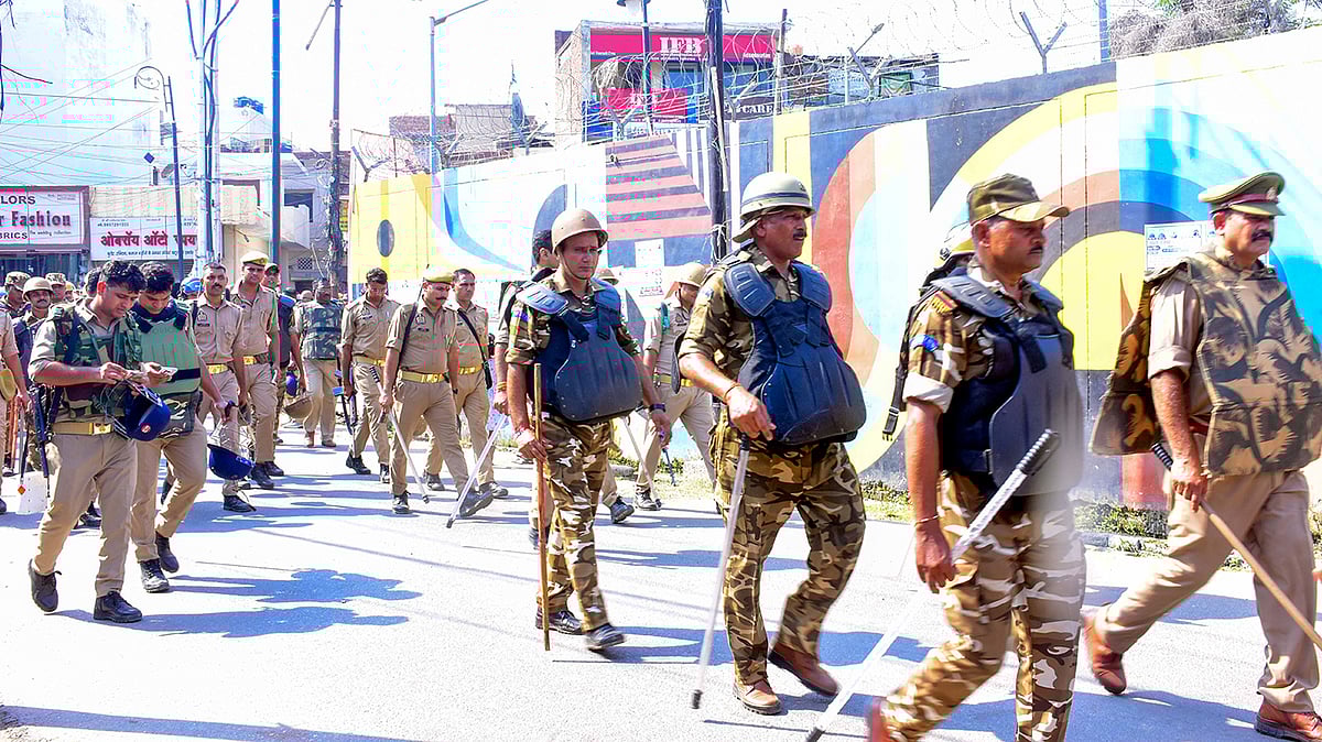 <div class="paragraphs"><p>بریلی کی سڑکوں پر فلیگ مارچ (26 مارچ کی تصویر) / آئی اے این ایس</p></div>