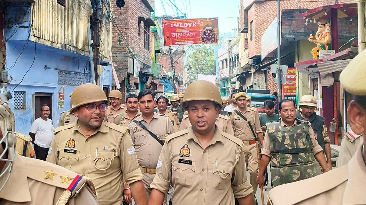 <div class="paragraphs"><p>بریلی کی سڑکوں پر گشت لگاتے پولیس اہلکار / آئی اے این ایس</p></div>