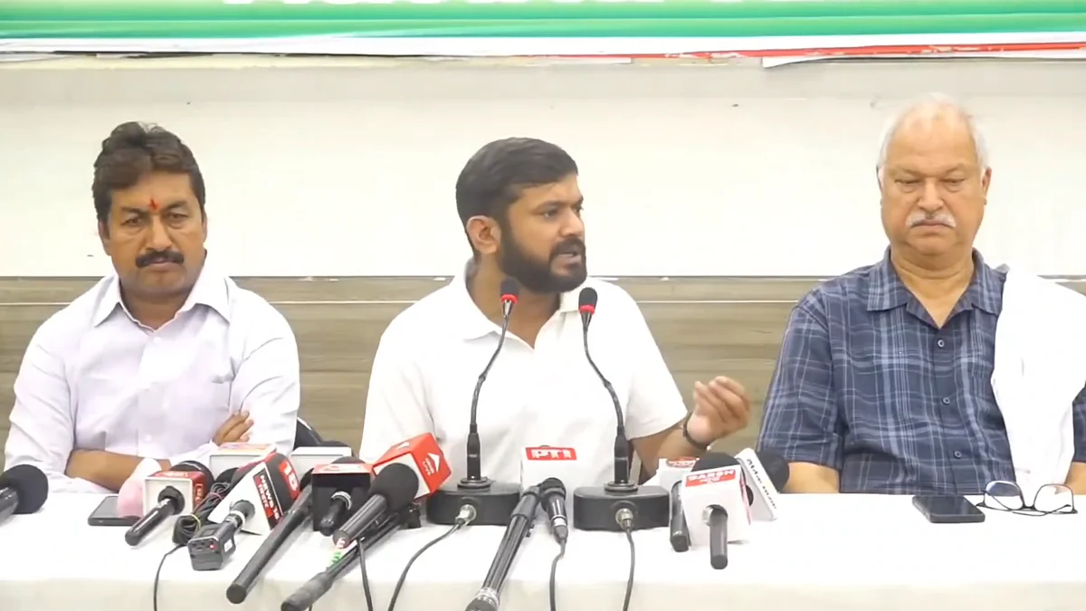 <div class="paragraphs"><p>پریس کانفرنس کرتے ہوئے کنہیا کمار (درمیان میں)، ویڈیو گریب</p></div>