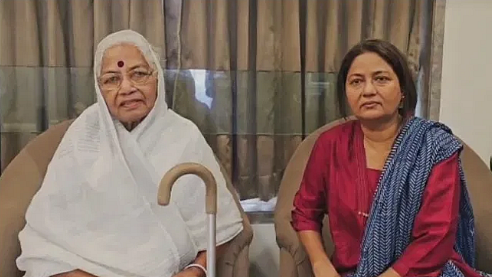 <div class="paragraphs"><p>چیف جسٹس بی آر گوئی کی والدہ اور بہن، تصویر بشکریہ https://www.tv9hindi.com</p></div>