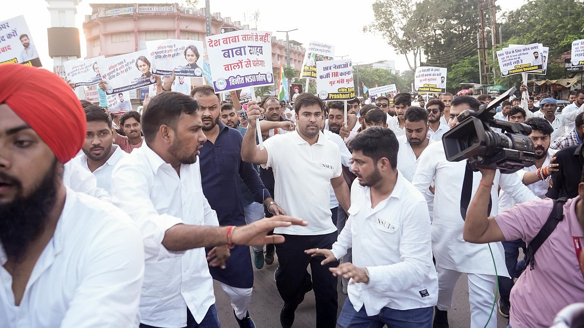 <div class="paragraphs"><p>احتجاجی مظاہرہ کرتے ہوئے ورون چودھری و این ایس یو آئی کارکنان، تصویر <a href="https://x.com/varunchoudhary2">@varunchoudhary2</a></p></div>