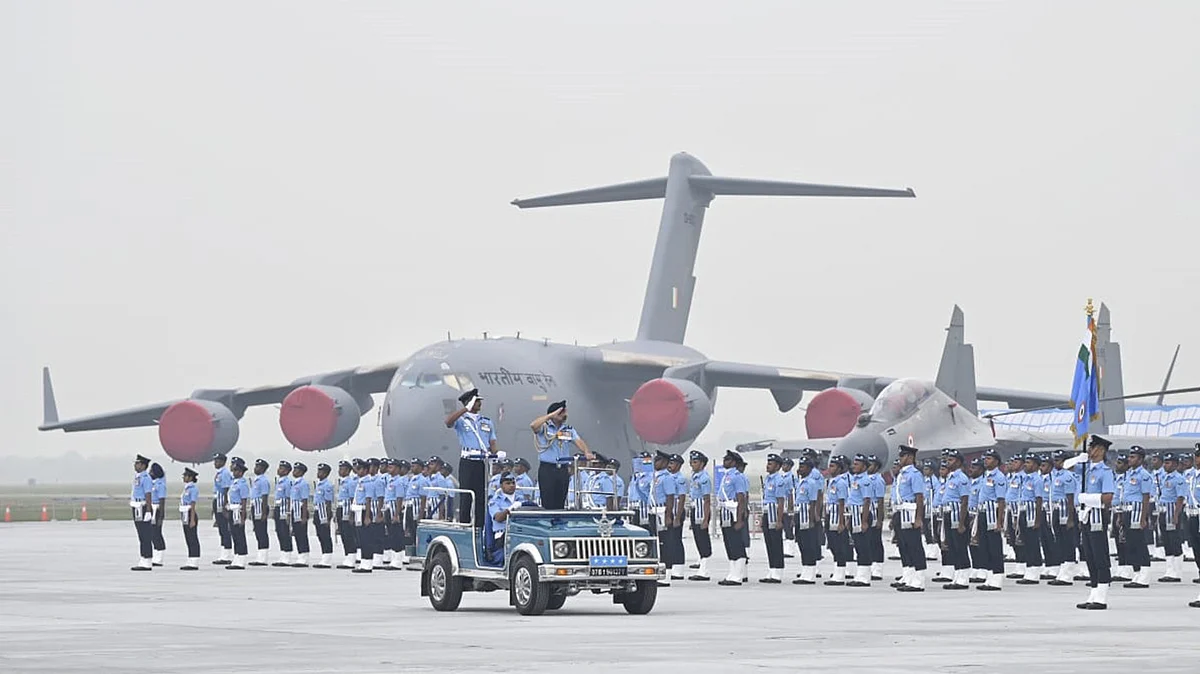 <div class="paragraphs"><p>یومِ فضائیہ کی پریڈ کے دوران جوانوں کا منظم مارچ، پس منظر میں طاقتور ٹرانسپورٹ طیارہ</p></div>