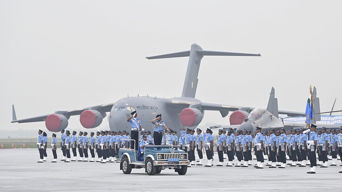 <div class="paragraphs"><p>یومِ فضائیہ کی پریڈ کے دوران جوانوں کا منظم مارچ، پس منظر میں طاقتور ٹرانسپورٹ طیارہ</p></div>