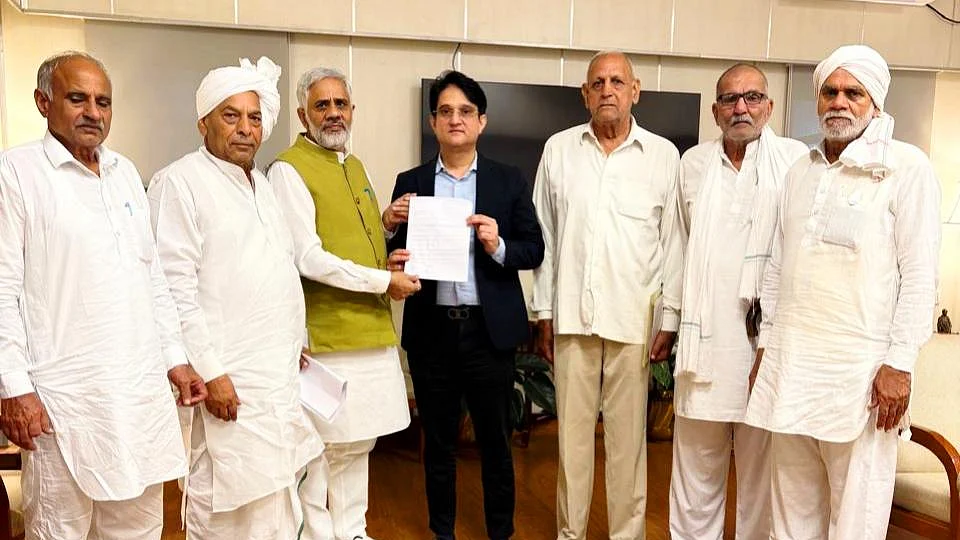 <div class="paragraphs"><p>ڈویژنل کمشنر (ریونیو) نیرج سیموال کو عرضداشت پیش کرتے ہوئے ڈاکٹر نریش کمار اور کسان لیڈران</p></div>