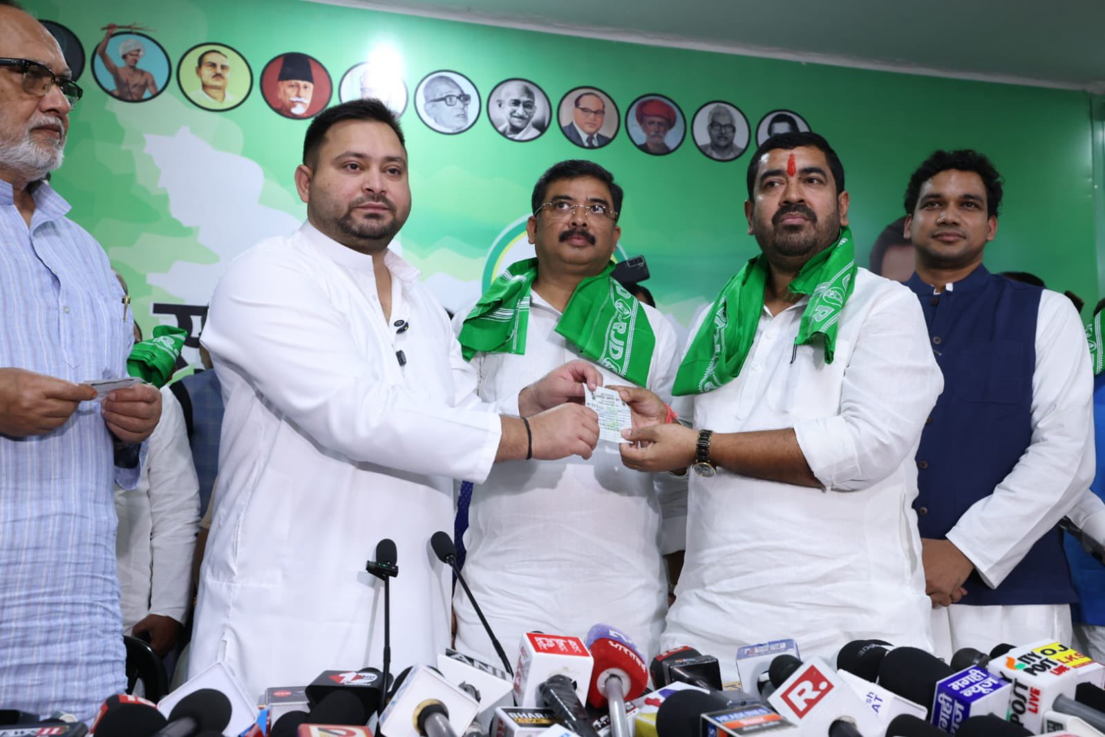 <div class="paragraphs"><p>تصویر <a href="https://x.com/yadavtejashwi">@yadavtejashwi</a></p></div>