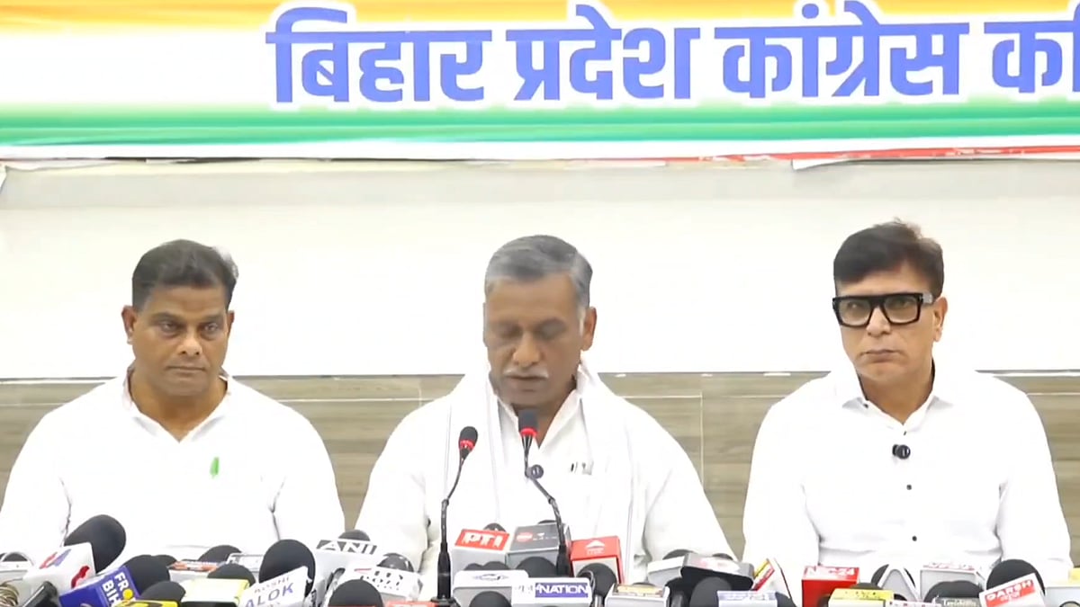 <div class="paragraphs"><p>پریس کانفرنس سے خطاب کرتے ہوئے کانگریس لیڈر اکھلیش پرساد سنگھ (درمیان میں)</p></div>