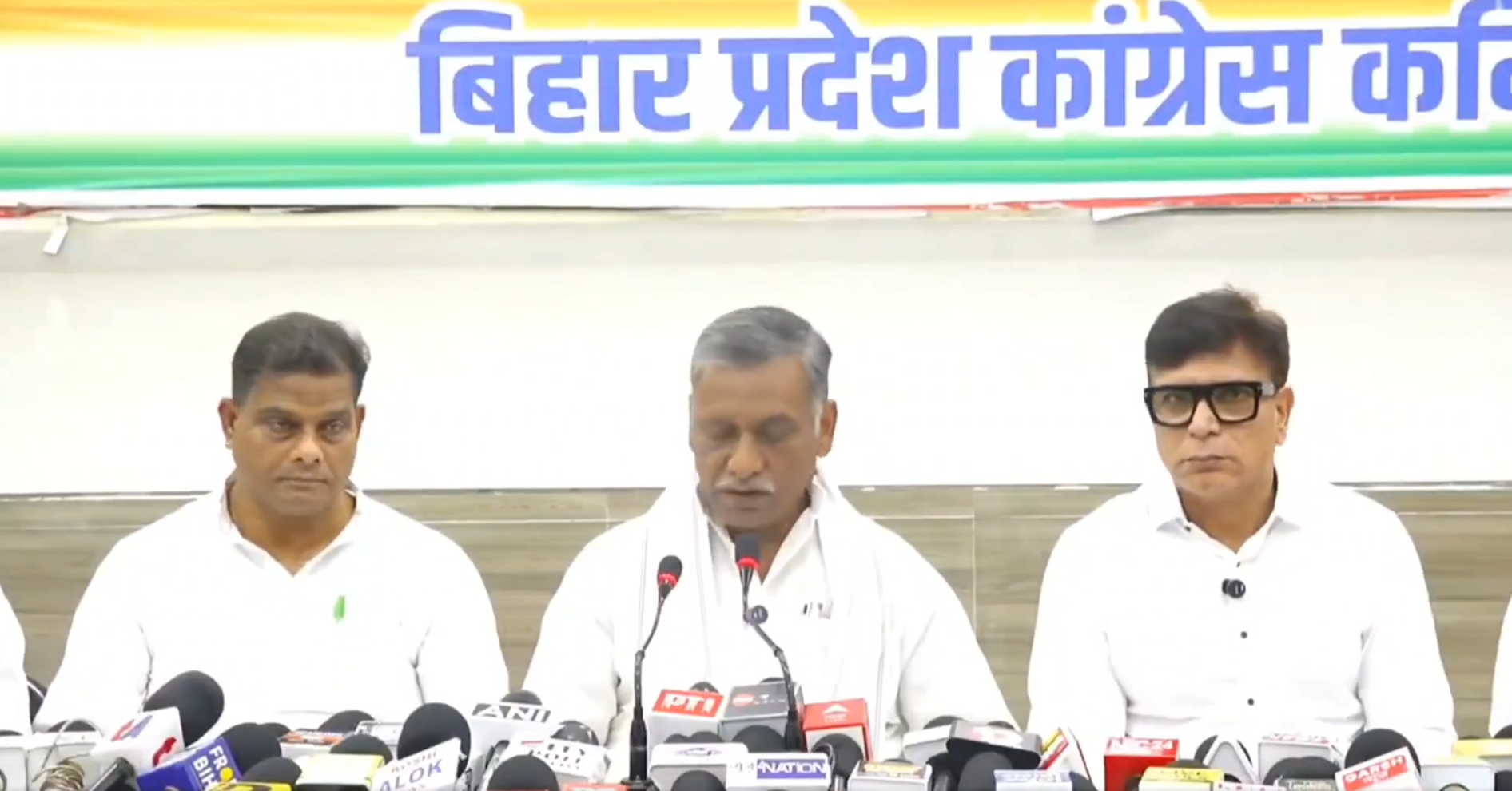 <div class="paragraphs"><p>پریس کانفرنس سے خطاب کرتے ہوئے کانگریس لیڈر اکھلیش پرساد سنگھ (درمیان میں)</p></div>