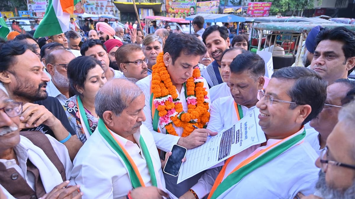 <div class="paragraphs"><p>’ووٹ چوری‘ کے خلاف دہلی میں کانگریس کی دستخط مہم کا منظر</p></div>