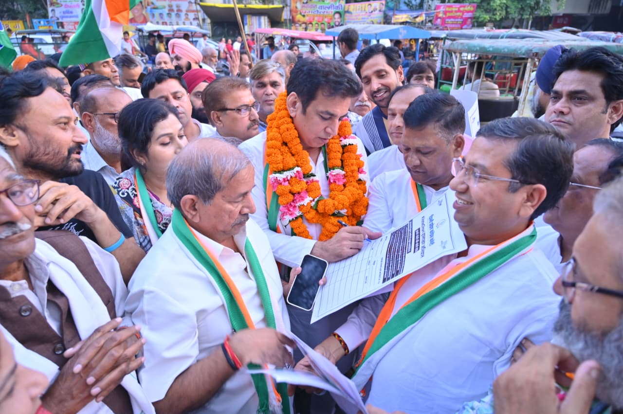 <div class="paragraphs"><p>’ووٹ چوری‘ کے خلاف دہلی میں کانگریس کی دستخط مہم کا منظر</p></div>