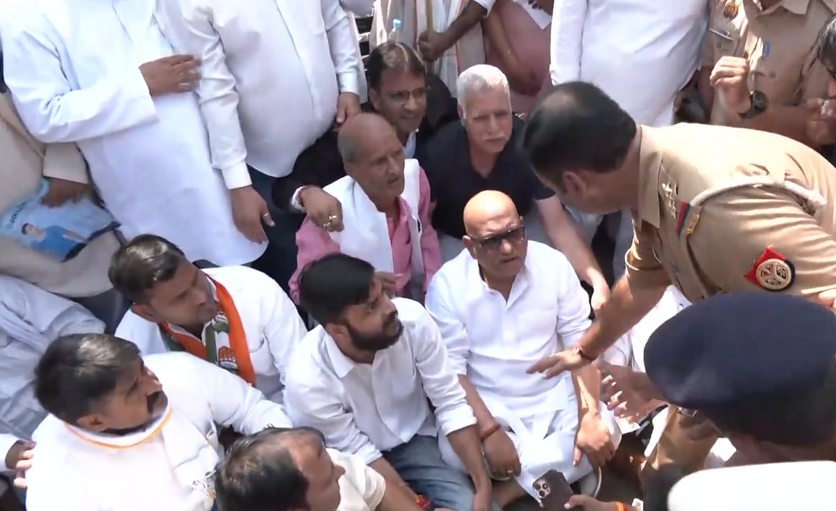 ماب لنچنگ واقعہ: ہری اوم کے گھر والوں کو معاشی مدد دینے جا رہے یوپی کانگریس صدر اجئے رائے کو پولیس نے حراست میں لیا