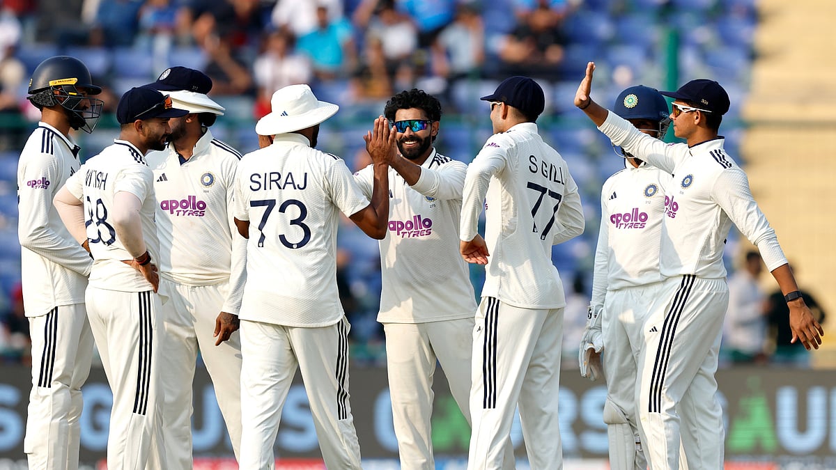 <div class="paragraphs"><p>وکٹ لینے کے بعد ساتھی کھلاڑیوں کے ساتھ جشن مناتے ہوئے رویندر جڈیجہ، تصویر ’ایکس‘&nbsp;<a href="https://x.com/BCCI">@BCCI</a></p></div>