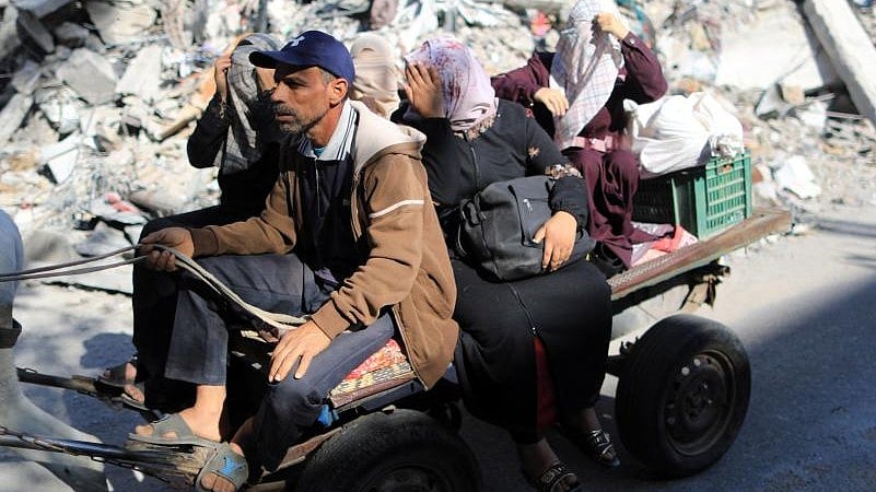 غزہ میں تباہی کے مناظر کے درمیان لاکھوں فلسطینیوں کی گھروں کو واپسی جاری