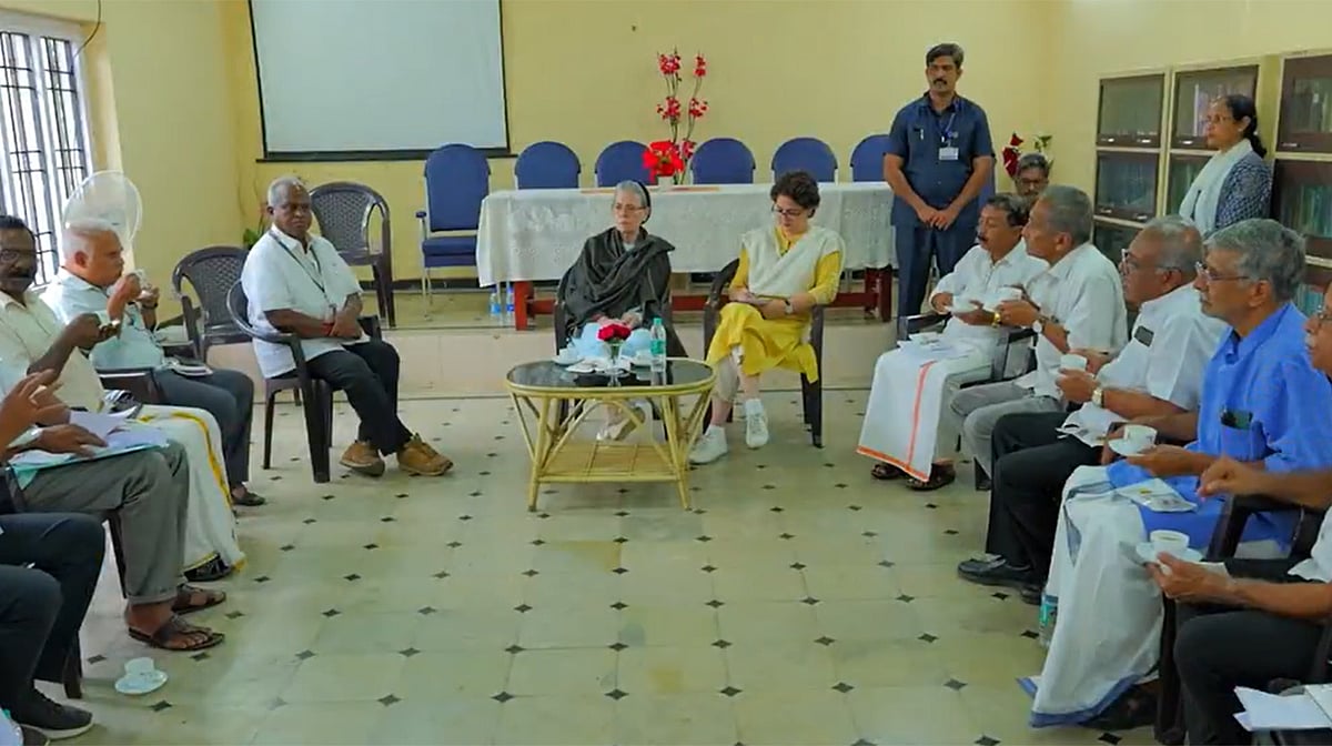 <div class="paragraphs"><p>پرینکا گاندھی اور سونیا گاندھی کسانوں سے ملاقات کرتی ہوئیں / ویڈیو گریب</p></div>